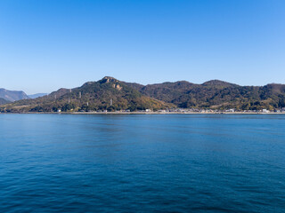 Fototapeta premium 小豆島と穏やかな瀬戸内海の風景。香川県小豆郡土庄町。 