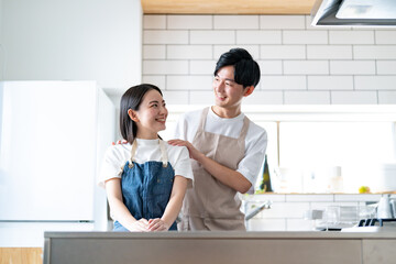 キッチンにいる仲良しの若い男女