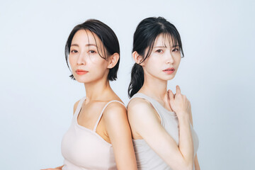 二人のミドル女性の美容イメージ　スキンケア　コスメ