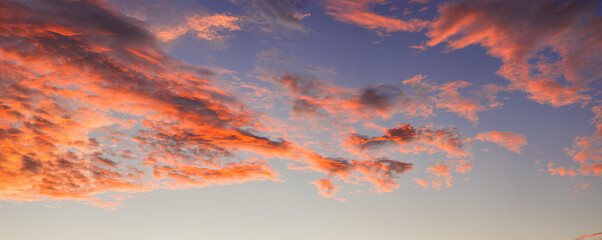 Nubes rojizas al atardecer