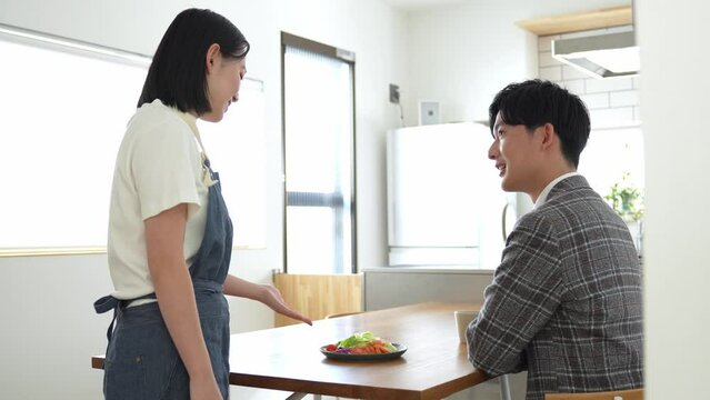 説明をする女性カフェ店員