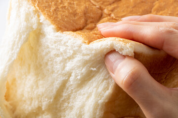 角型食パンを手で割る。
