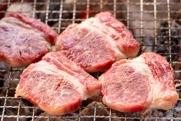 バーベキューで網焼き中の牛肉(カルビ)。
