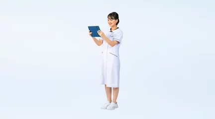 Foto op Plexiglas タブレットを見る白衣を着た女性　看護師　医師　切り抜き全身写真（切り抜き背景透過PNGも販売しております。作成者リンクから「PNG」で検索してください） © metamorworks