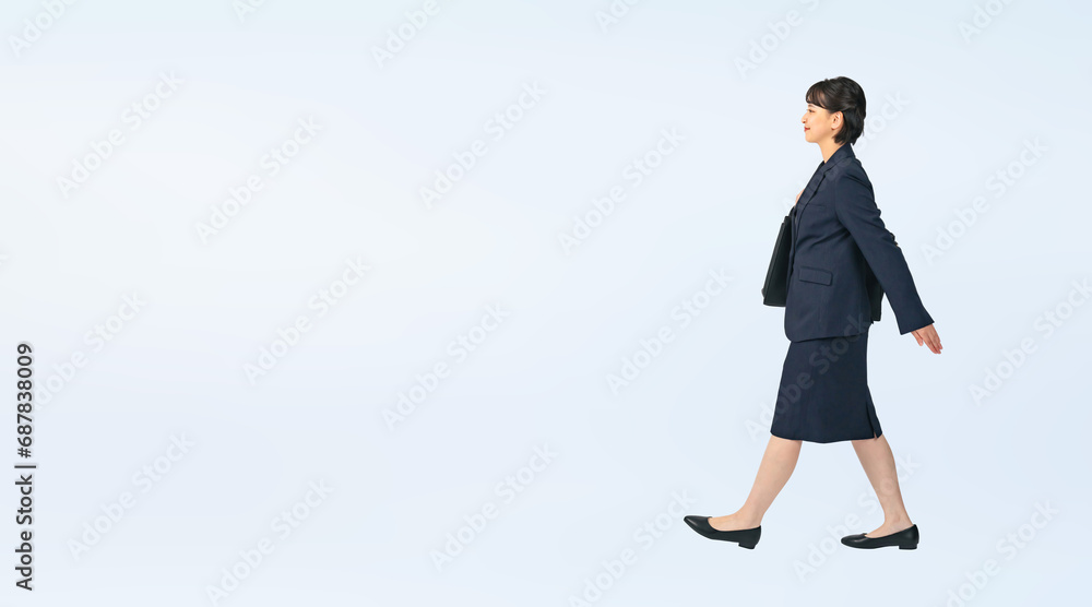 Aufkleber スーツを着て歩く女性　切り抜き全身写真（切り抜き背景透過pngも販売しております。作成者リンクから「png」で検索してください）