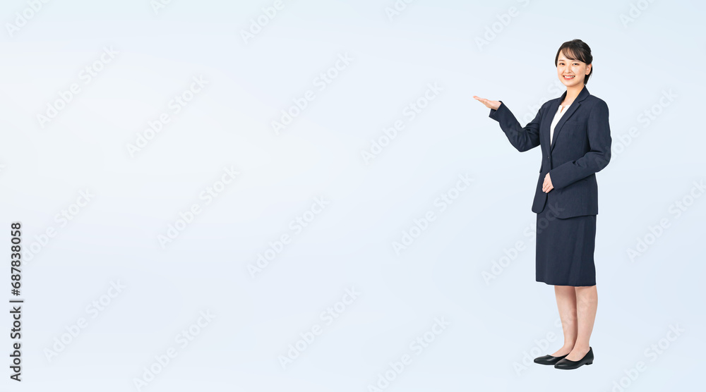 Aufkleber 案内するスーツを着た女性　切り抜き全身写真（切り抜き背景透過pngも販売しております。作成者リンクから「png」で検索してください）