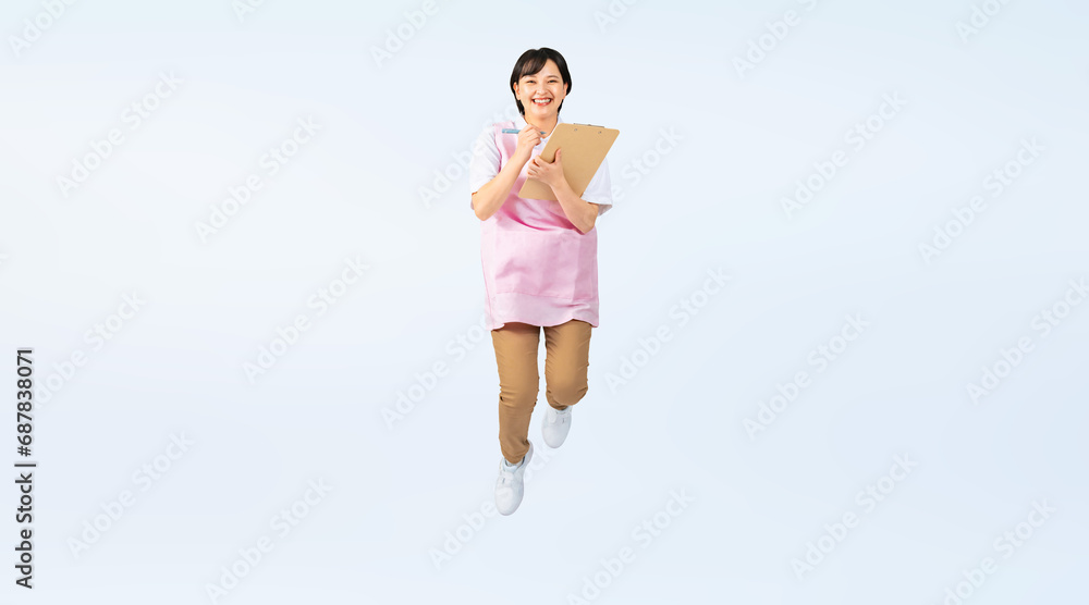 Aufkleber ジャンプするエプロンをつけた女性　保育士　介護福祉士　切り抜き全身写真（切り抜き背景透過pngも販売しております。作成者リンクから「png」で検索してください）