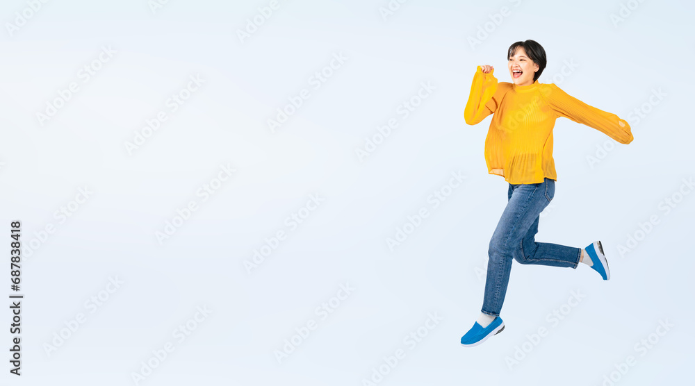 Aufkleber ジャンプするカジュアルウェアの女性　切り抜き全身写真（切り抜き背景透過pngも販売しております。作成者リンクから「png」で検索してください）