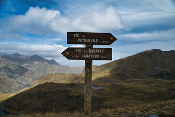 Signposting of the peaks, direction to the Peyreguils peak and Cabanyo or Cabayrou peak. Orndino Andorra.