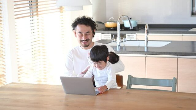  赤ちゃんをだっこするお父さん　リモートワークは無理そう「パパの代わりに会議でてあげる！こんにちは～～！！」とあきらめた父