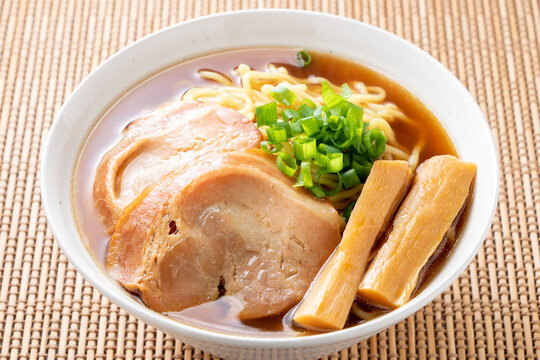 醤油ラーメン。具は、チャーシュー･メンマ･青ねぎ。
