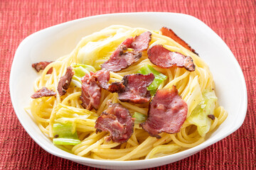 パストラミと春キャベツのペペロンチーノ。
