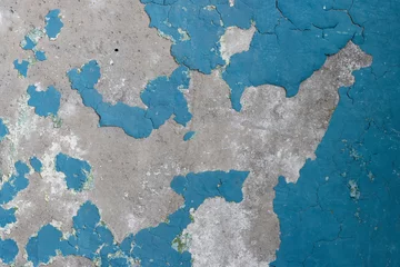 Photo sur Plexiglas Vieux mur texturé sale Blue peeling paint on the wall. Old concrete wall with cracked flaking paint. Weathered rough painted surface with patterns of cracks and peeling. High resolution texture for background and design.