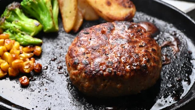 和風ソースの熱々のハンバーグ