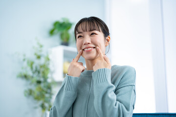 歯並びを気にする若い日本人女性