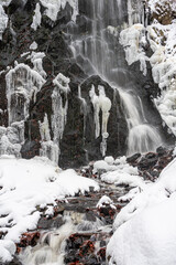 Harzer Wasserfall im winterlichen Kleid. Eis , Schnee und fließendes Wasser