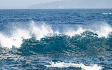 Naklejka premium beautiful big waves in the atlantic ocean