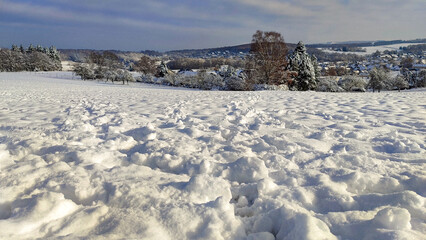 Winterwanderung in verschneiter Landschaft