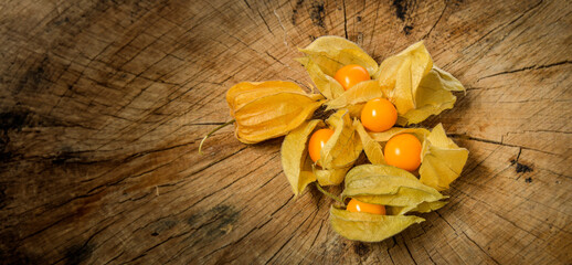 Physalis fruit ( Physalis peruviana) ion a wooden background