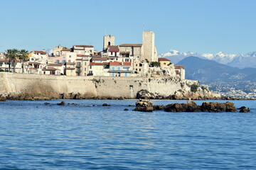 France, côte d'azur, Antibes, la vieille ville entourée de remparts avec en toile de fonds le massif du Mercantour enneigé.