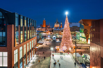 Aerial view of the beautiful main town of Gdansk with festive Christmas tree in winter, Poland - obrazy, fototapety, plakaty