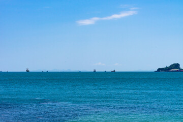 青空の下に九州の北端と沖の海と船たち20210425