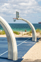 Obraz na płótnie Canvas Basketball playground along the beach