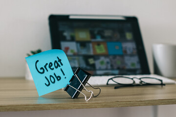 Sticky notes with Great Job text on office desk - obrazy, fototapety, plakaty