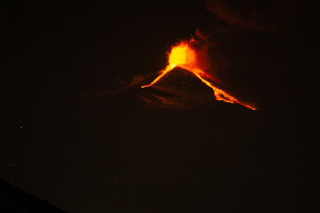 Zoom del cratere centrale del vulcano Etna in eruzione