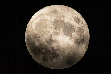 夜空の月の表面を薄雲が通る20220910