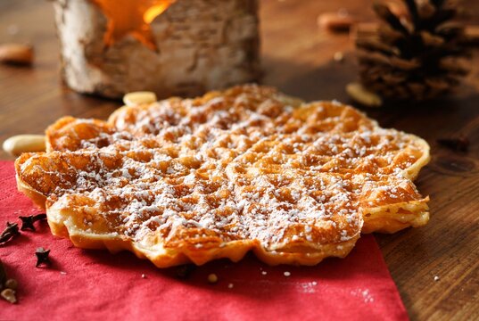Waffel, mit Puderzucker und weihnachtlichen Gew&uuml;rzen wie Zimt und Nelke 