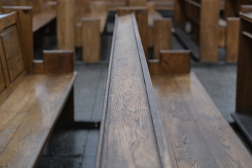 Konzept Kirchenaustritt und Rückgang der Religionen: Blick auf eine leere Kirchenbank in einer...