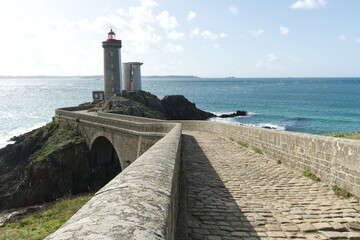 Comme un gardien à l'entrée de la Rade de Brest, le Phare du Petit Minou, prévient les marins sur les dangers de la rade