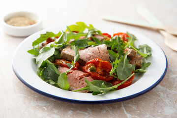 Arugula salad with roast beef and tomatoes