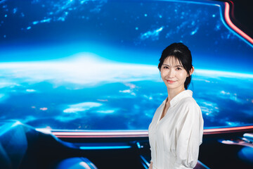 宇宙旅行を楽しむ若い女性