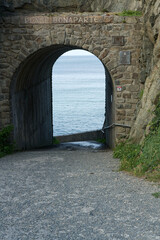 Entrée de la Plage Bonaparte dans les Côtes d'Armor en Bretagne, un petit tunnel a été creusé dans les rochers pour accéder à la plage, c'est aussi un haut lieu du débarquement