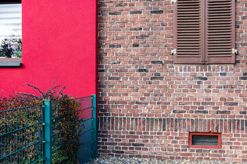 Gedämmte und ungedämmte Fassade eines Doppelhauses in Hilden, Deutschland