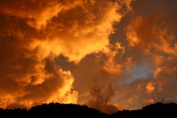 nubes en llamas, tapándose el cielo, se acerca la tormenta, fondo de escritorio, fondo de pantalla