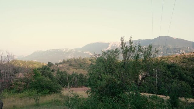 Vallée du Jabron en été par grand soleil (Alpes France), panoramique de droite à gauche sur la montage, les collines et les arbres verdoyants