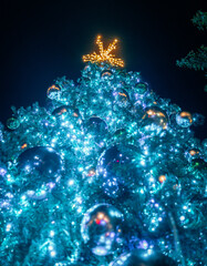 Fototapeta na wymiar christmas tree with snowflakes