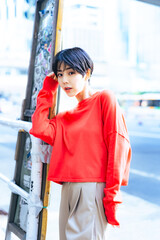 Obraz premium 女性のファッションポートレート ストリートスナップ