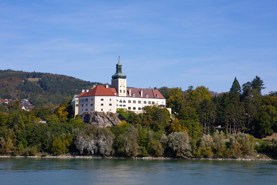 Austria, Lower Austria, Persenbeug-Gottsdorf, Persenbeug Castle on bank of Danube river