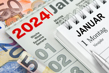 Deutscher Kalender Datum Neujahr 1. Januar 2024   Finanzen und Euro Geldscheine mit Kugelschreiber