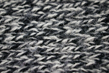 編み込まれている白黒の繊維のアップ