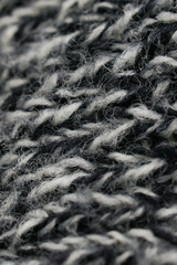 編み込まれている白黒の繊維のアップ