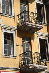 Fototapeta na wymiar alte Fassade mit Balkons