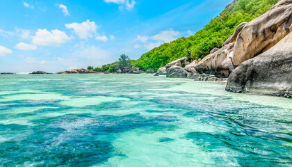 Fototapeta na wymiar Granite rocks and coral reef in world famous Anse Source d'Argent beach
