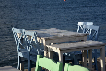 Tische und Stühle am Hafen im Restaurant