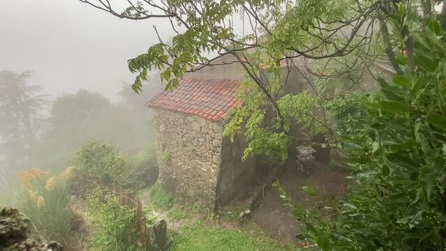 Maison en pierres un jour de forte pluie dans les Cévennes