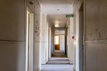 Couloir dans un bâtiment abandonné